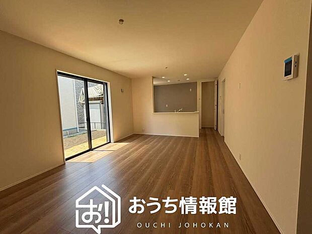 現地写真(リビング)
フローリング材には、木目、色調など木材特有の風合いがあり、ナチュラルな美しさになっています。