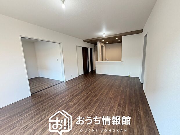 現地写真（リビング）
フローリング材には、木目、色調など木材特有の風合いがあり、ナチュラルな美しさになっています。