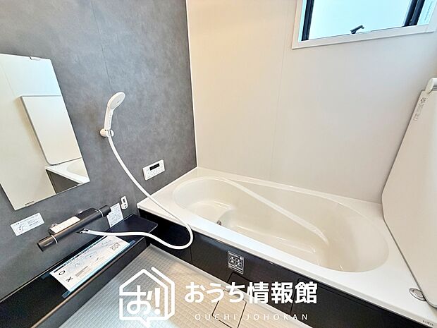 現地写真（浴室）
浴室暖房乾燥機付き。１坪タイプで広々です。