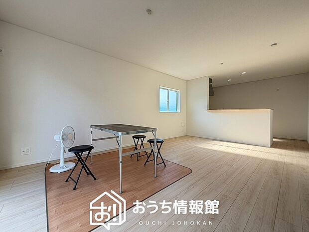 現地写真(リビング)
フローリング材には、木目、色調など木材特有の風合いがあり、ナチュラルな美しさになっています。