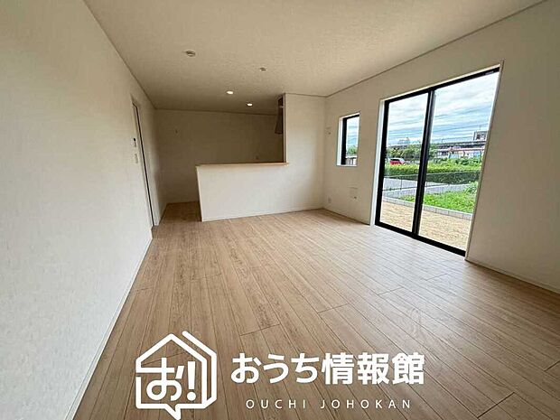 現地写真(リビング)
フローリング材には、木目、色調など木材特有の風合いがあり、ナチュラルな美しさになっています。