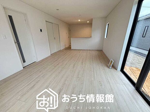 現地写真（リビング）
フローリング材には、木目、色調など木材特有の風合いがあり、ナチュラルな美しさになっています。