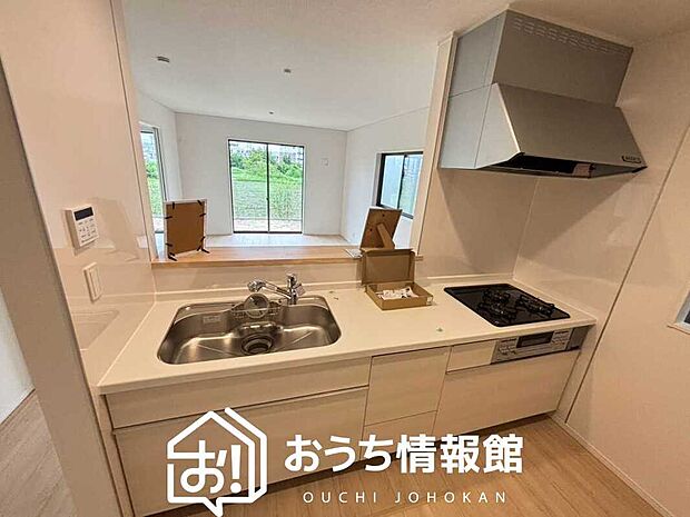 現地写真（キッチン）
収納たっぷりのシステムキッチン、浄水器付水栓を標準装備しています。