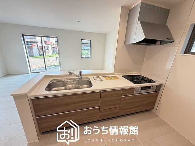 現地写真(キッチン)
収納たっぷりのシステムキッチン、浄水器付水栓を標準装備しています。