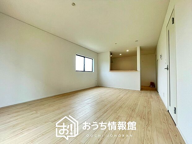 現地写真（リビング）
フローリング材には、木目、色調など木材特有の風合いがあり、ナチュラルな美しさになっています。