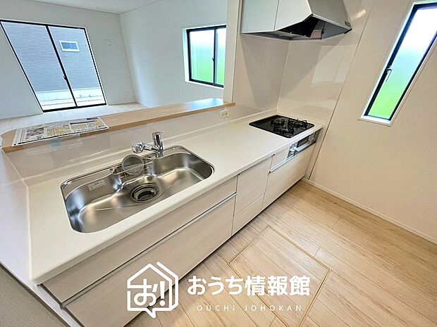 現地写真（キッチン）
収納たっぷりのシステムキッチン、浄水器付水栓を標準装備しています。