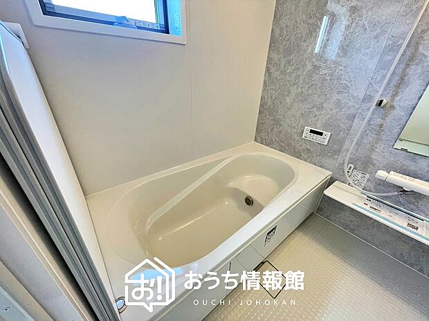 現地写真（浴室）
浴室暖房乾燥機付き。１坪タイプで広々です。