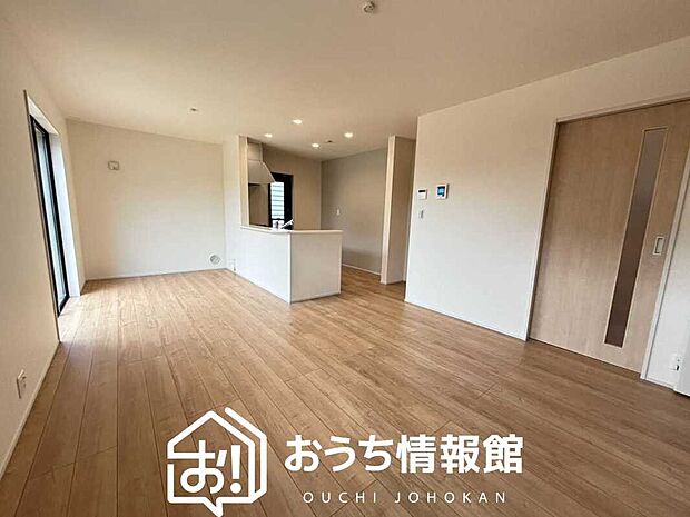 現地写真（リビング）
フローリング材には、木目、色調など木材特有の風合いがあり、ナチュラルな美しさになっています。