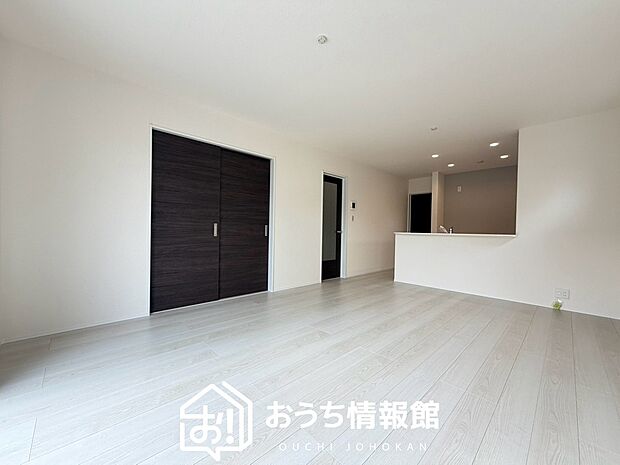 現地写真（リビング）
フローリング材には、木目、色調など木材特有の風合いがあり、ナチュラルな美しさになっています。