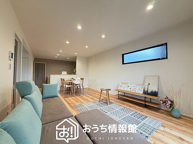 現地写真(リビング)
フローリング材には、木目、色調など木材特有の風合いがあり、ナチュラルな美しさになっています。