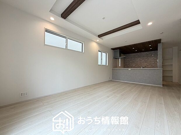 現地写真(リビング)
フローリング材には、木目、色調など木材特有の風合いがあり、ナチュラルな美しさになっています。