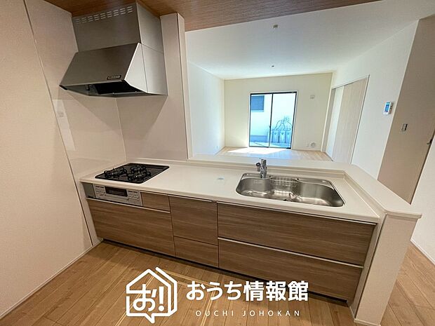 現地写真(キッチン)
収納たっぷりのシステムキッチン、浄水器付水栓を標準装備しています。