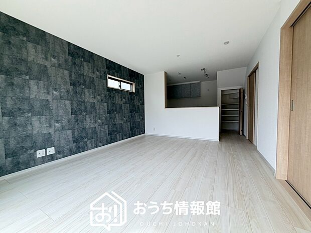現地写真（リビング）
フローリング材には、木目、色調など木材特有の風合いがあり、ナチュラルな美しさになっています。