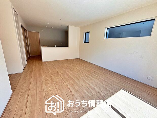 現地写真(リビング)
フローリング材には、木目、色調など木材特有の風合いがあり、ナチュラルな美しさになっています。
