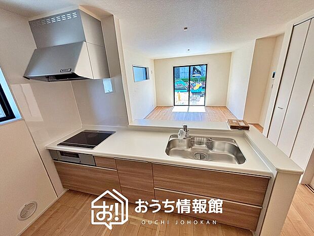 現地写真(キッチン)
収納たっぷりのシステムキッチン、浄水器付水栓を標準装備しています。