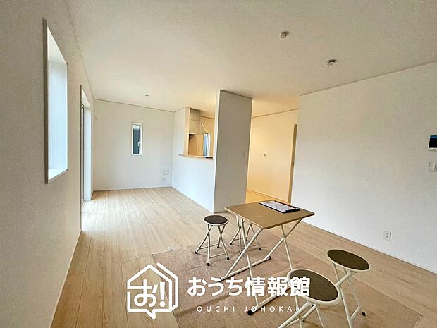 現地写真(リビング)
フローリング材には、木目、色調など木材特有の風合いがあり、ナチュラルな美しさになっています。