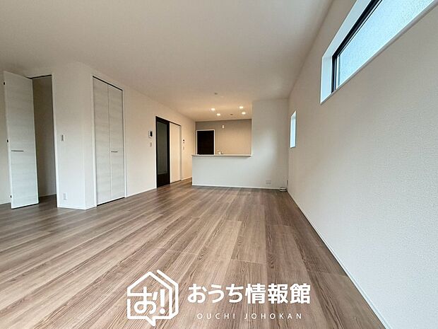 現地写真（リビング）
フローリング材には、木目、色調など木材特有の風合いがあり、ナチュラルな美しさになっています。