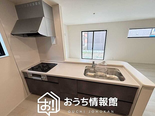 現地写真（キッチン）
収納たっぷりのシステムキッチン、浄水器付水栓を標準装備しています。
