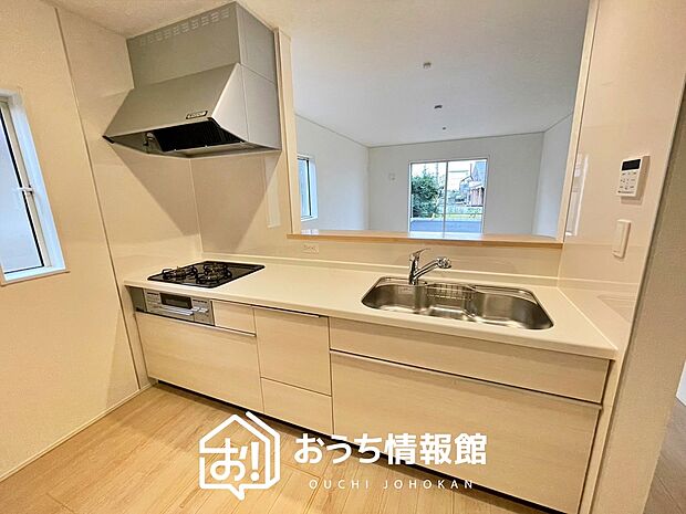 現地写真（キッチン）
収納たっぷりのシステムキッチン、浄水器付水栓を標準装備しています。