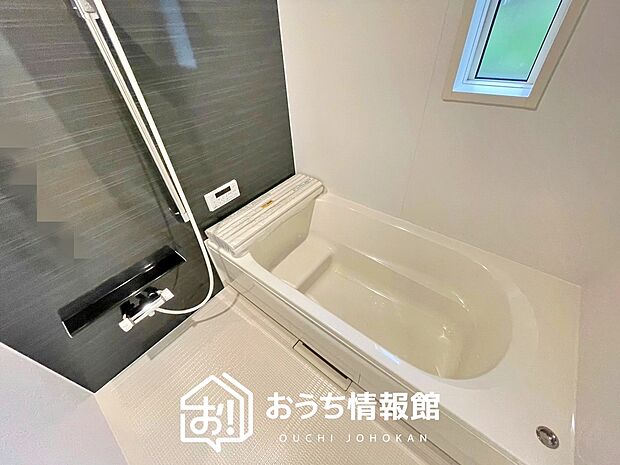 現地写真（浴室）
浴室暖房乾燥機付き。１坪タイプで広々です。