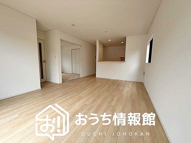 【現地写真(リビング)】フローリング材には、木目、色調など木材特有の風合いがあり、ナチュラルな美しさになっています。