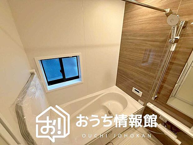 【現地写真（浴室）】浴室暖房乾燥機付き。１坪タイプで広々です。