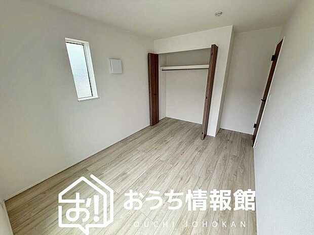 【現地写真（洋室）】木目の美しさを際立たせるシンプルデザインの建具を使用しています。