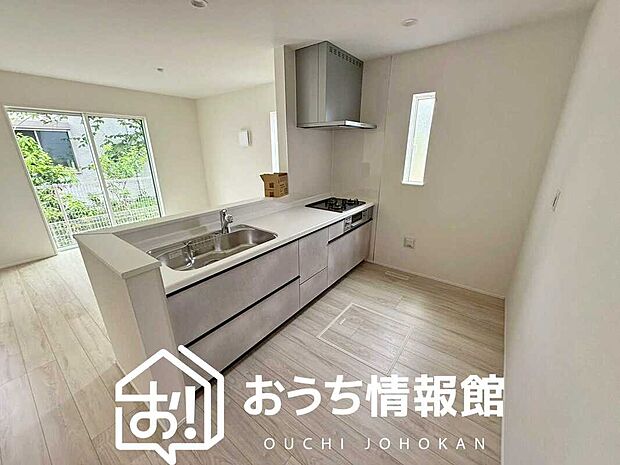 【現地写真（キッチン）】収納たっぷりのシステムキッチン、浄水器付水栓を標準装備しています。