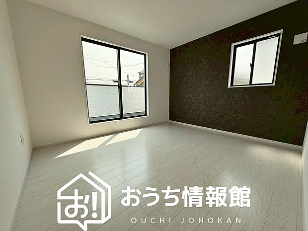 【現地写真(洋室)】木目の美しさを際立たせるシンプルデザインの建具を使用しています。