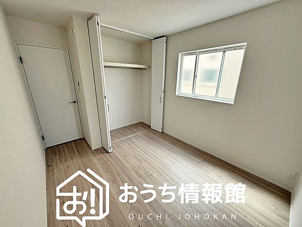 【現地写真（寝室）】木目の美しさを際立たせるシンプルデザインの建具を使用しています。