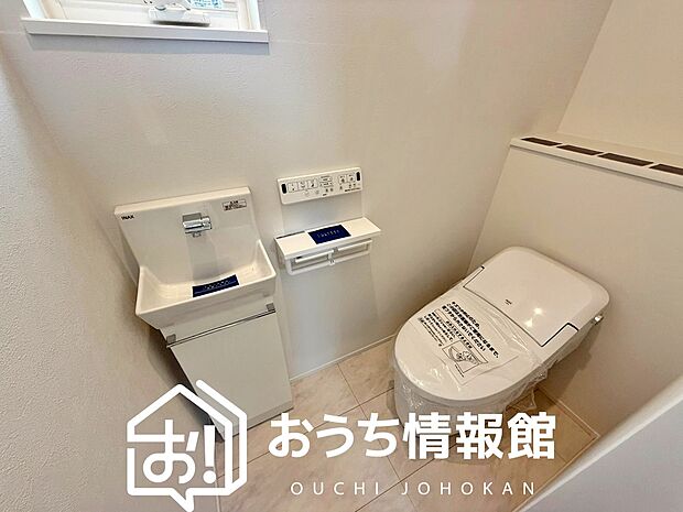 【トイレ】汚れてもサッとひと拭きでお手入れ簡単、エコ仕様の温水洗浄便座付きのトイレです。
バリアフリーにも配慮しています。