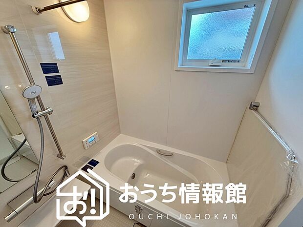 【現地写真（浴室）】収納たっぷりのシステムキッチン、浄水器付水栓を標準装備しています。