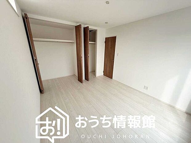 【現地写真（寝室）】木目の美しさを際立たせるシンプルデザインの建具を使用しています。
