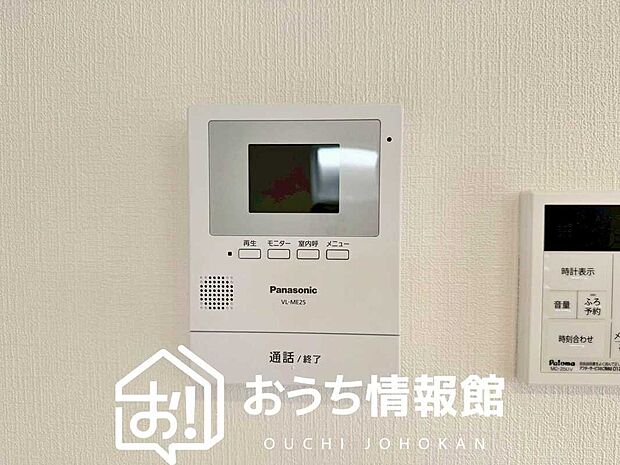 【TVモニター付インターホン】手放し通話ができ、送話表示灯で送話・受話状態が確認できます。
映像と音声で玄関先の様子をチェックできるモニター機能や、夜間の訪問者の顔も確認できるLEDライトを装備しています。