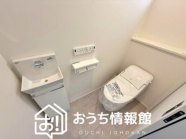 【トイレ】汚れてもサッとひと拭きでお手入れ簡単、エコ仕様の温水洗浄便座付きのトイレです。
バリアフリーにも配慮しています。