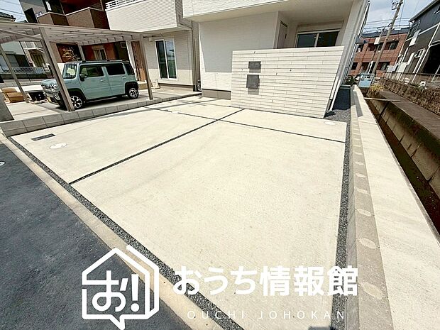 【現地写真(駐車場)】駐車スペースが広く、運転が苦手な方も安心です。