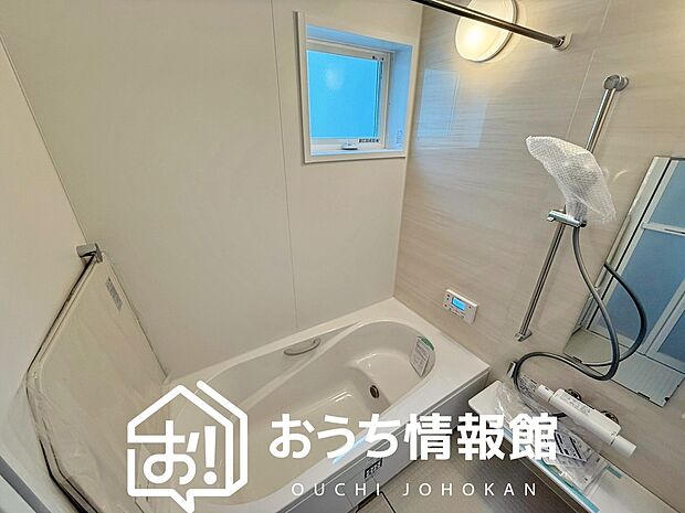 【現地写真(浴室)】浴室暖房乾燥機付き。1坪タイプで広々です。