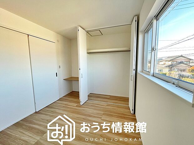 【現地写真（洋室）】木目の美しさを際立たせるシンプルデザインの建具を使用しています。