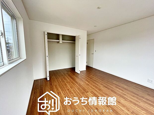 【現地写真（寝室）】木目の美しさを際立たせるシンプルデザインの建具を使用しています。