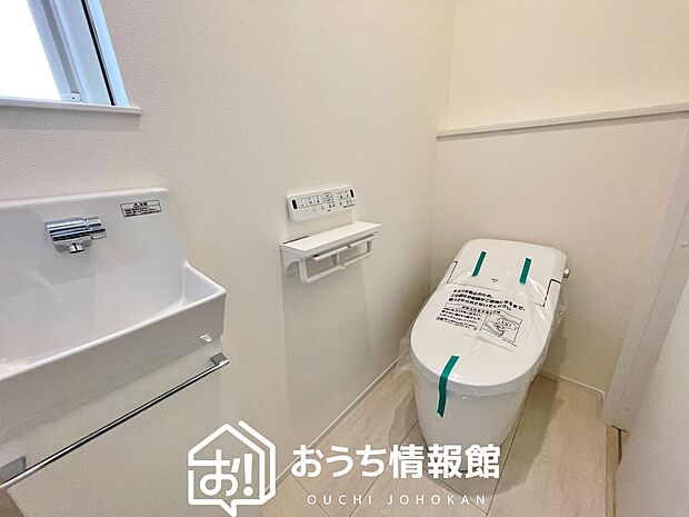 【トイレ】汚れてもサッとひと拭きでお手入れ簡単、エコ仕様の温水洗浄便座付きのトイレです。
バリアフリーにも配慮しています。