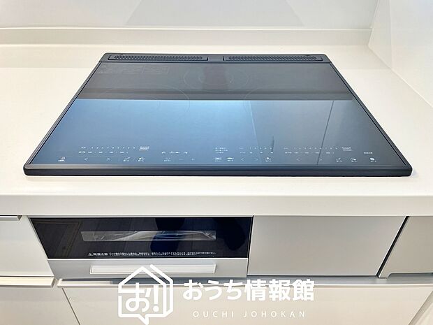 【ビルトインコンロ】フラットな構造で清掃性が高く、過熱防止センサー付3口タイプで日頃の家事も快適です。