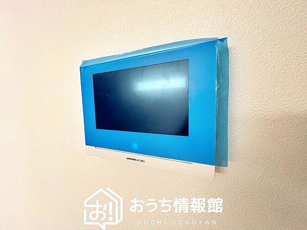 【TVモニター付インターホン】録画機能付きで、自動録画のほか、手動録画もできます。
受話、呼出音量の調整、明るさ調整が可能です。また、来訪者をズーム機能でズームアップして確認できます。