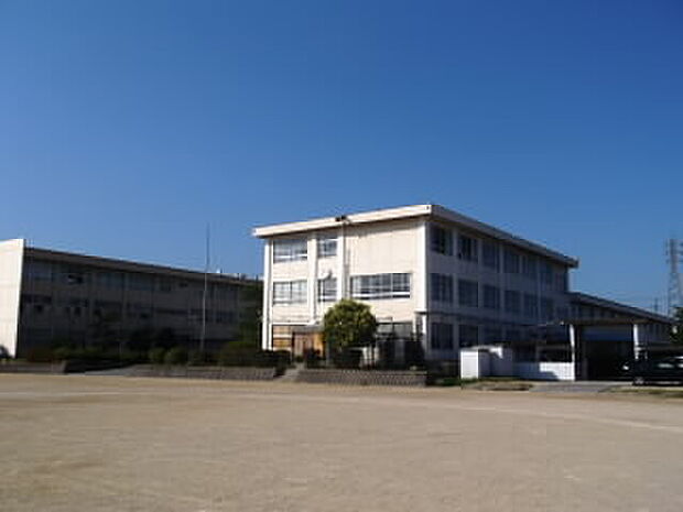四日市市立山手中学校(約1,500m)