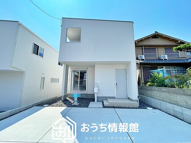 【現地写真(外観)【2号地】】軽くて火災に強い屋根材を採用し、地震時の建物への負担や揺れを軽減しています。