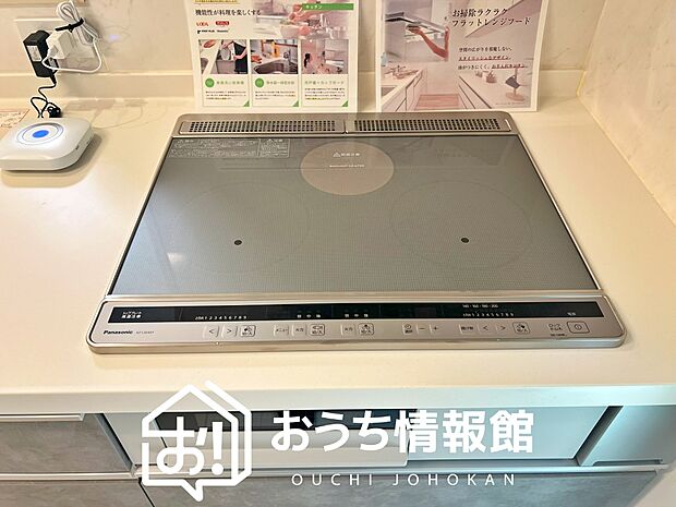 【ビルトインコンロ】フラットな構造で清掃性が高く、過熱防止センサー付3口タイプで日頃の家事も快適です。