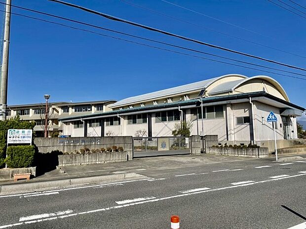 津市立芸濃中学校(約600m)