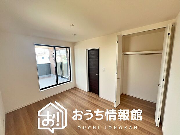 【現地写真（洋室）】木目の美しさを際立たせるシンプルデザインの建具を使用しています。