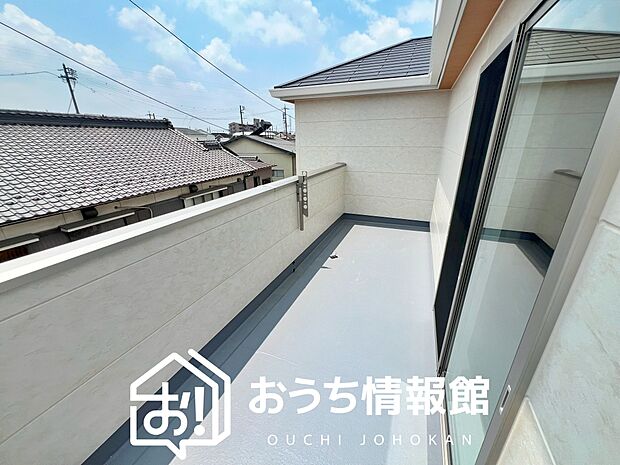 【バルコニー】奥行きが広く、洗濯物をゆったりと干せる十分な広さで、家族の洗濯も捗ります。