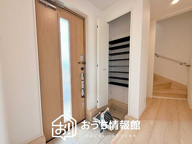 【現地写真（玄関）】玄関には、大型のシューズ収納を設置しています。