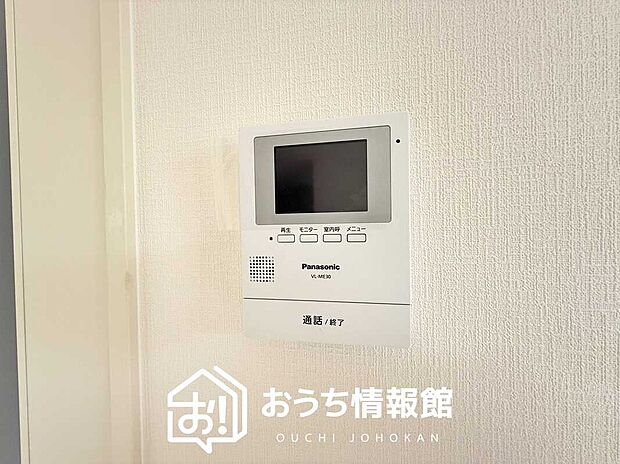 【TVモニター付インターホン】手放し通話ができ、送話表示灯で送話・受話状態が確認できます。
映像と音声で玄関先の様子をチェックできるモニター機能や、夜間の訪問者の顔も確認できるLEDライトを装備しています。